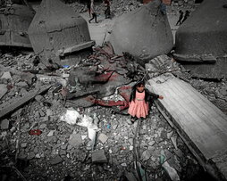 Una niña palestina, entre las ruinas de la mezquita Al Faruq, destruida en Rafah.