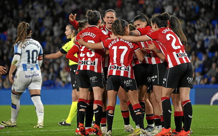 Las rojiblancas hacen piña para celebrar la victoria a la finalización del encuentro.