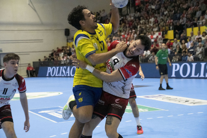 Esteban Salinas intenta zafarse de la defensa del Nava.