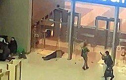 Imágenes de televisión muestran a los atacantes en el Crocus City Hall.