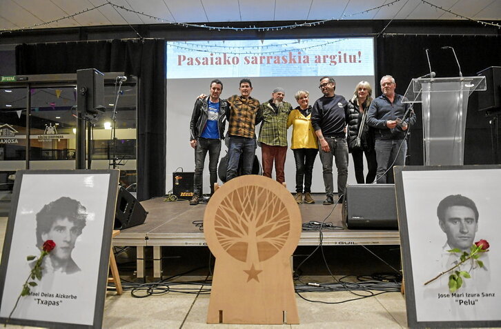 Lau hildakoen argazkien atzean, haien senideak, Drogasekin batera, Azpeitiko ekitaldian.