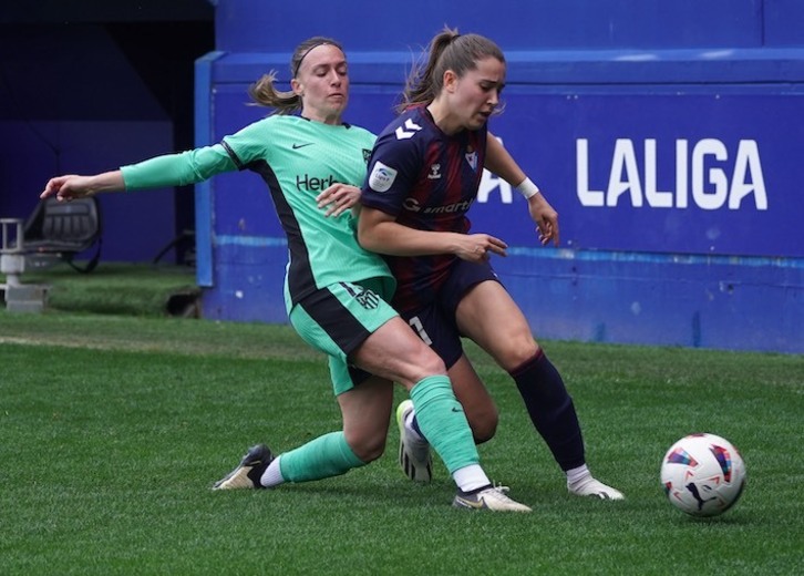 Eva Navarro intenta obstaculizar el avance de Laura Camino.