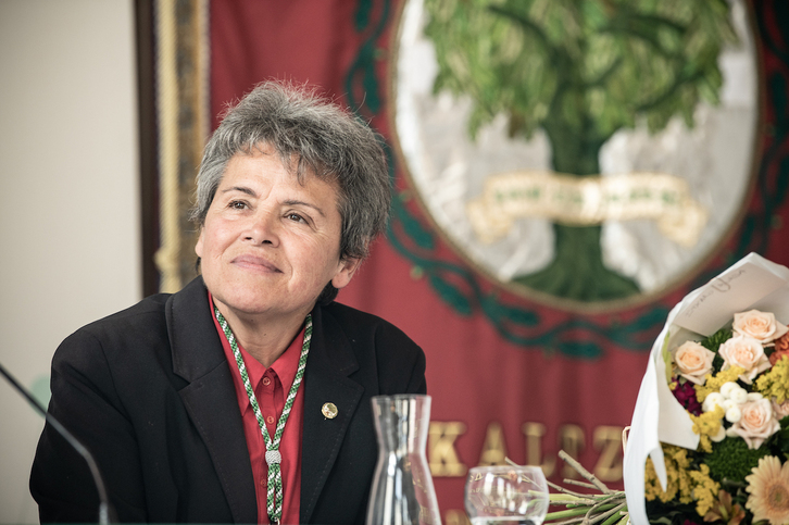 65 urte bete ditu gaur Itxaro Borda euskaltzain osoak.