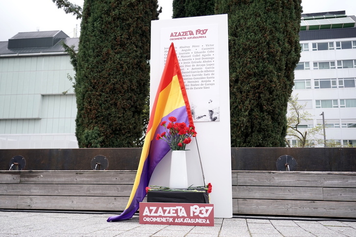 Azazetan hildakoei 2022an egindako omenaldi bat.