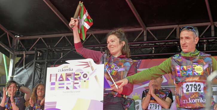 Garazi Arrula Ruiz Korrikaren mezuaren egilea, AEK-ko kide batekin, hunkituta.