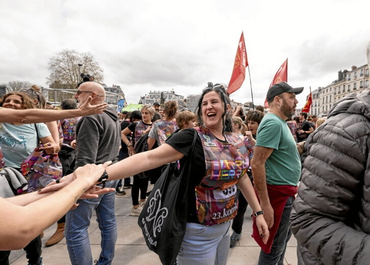 Bandera dantza, giroa, eta Azterketak Euskaraz-en kilometroa.