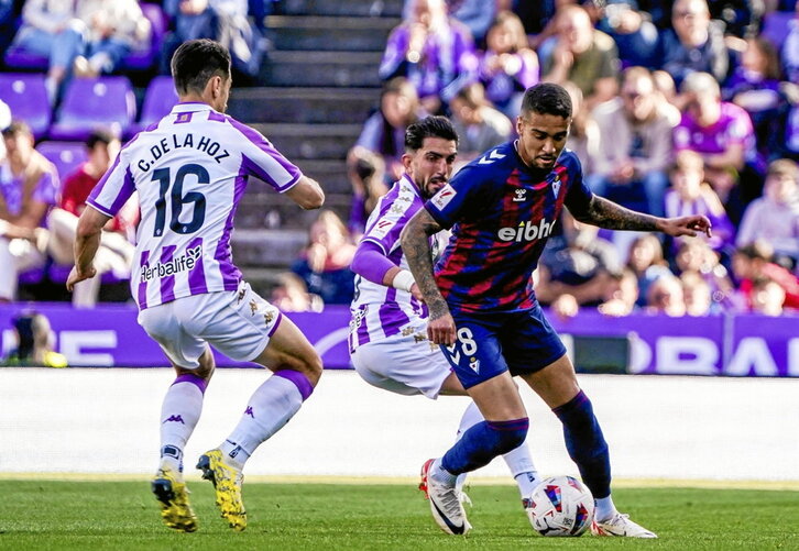 Matheus protege el balón ante De la Hoz.