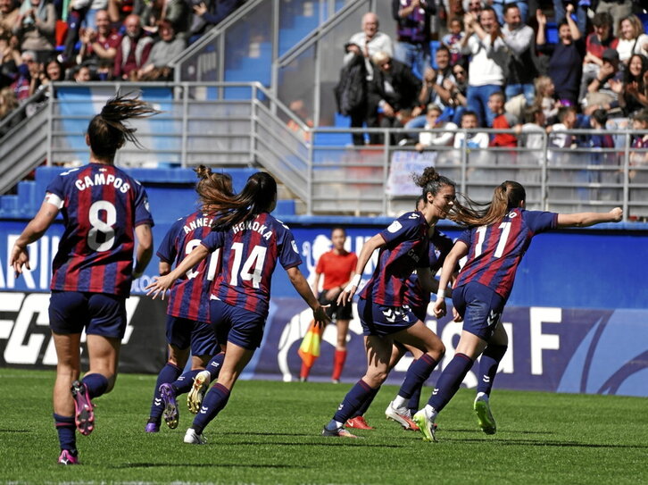 Las azulgranas corren tras Laura Camino para celebrar el gol del empate.