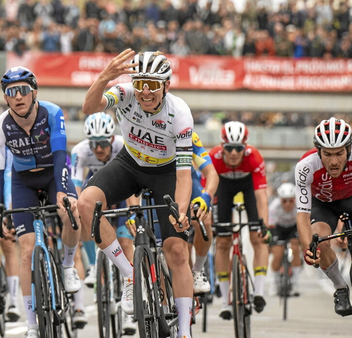 Tadej Pogacar refleja con sus dedos las cuatro victorias conseguidas en la Volta.