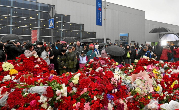 Flores en el memorial instalado frente al Crocus City Hall.