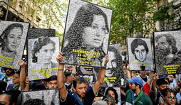 Los rostros de los desaparecidos volvieron a inundar las calles de Buenos Aires.