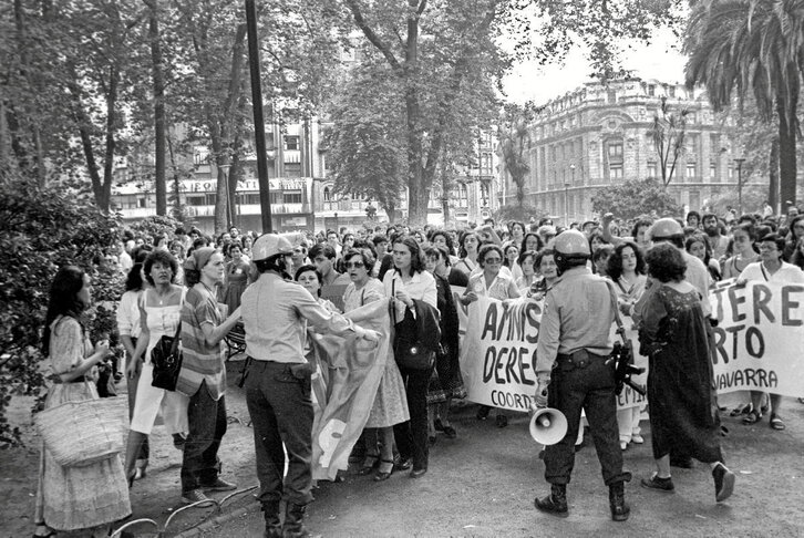 Manifestación en solidaridad con las mujeres de Basauri que tuvo lugar en Bilbo en junio de 1981, con motivo de la tercera citación del juicio.