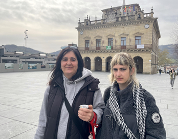 Josune Mendigutxia eta Alaine Aranburu Irungo Harrera Sareko kideak