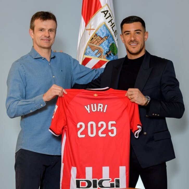 El presidente Jon Uriarte posa con Yuri tras suscribir el nuevo contrato.