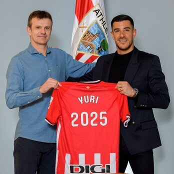 El presidente Jon Uriarte posa con Yuri tras suscribir el nuevo contrato.