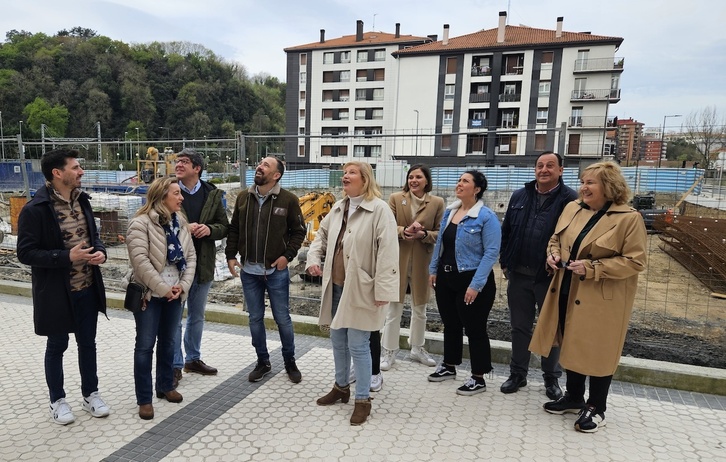Itxaso, junto a otros candidatos del PSE, en su visita al barrio donostiarra de Txomin.