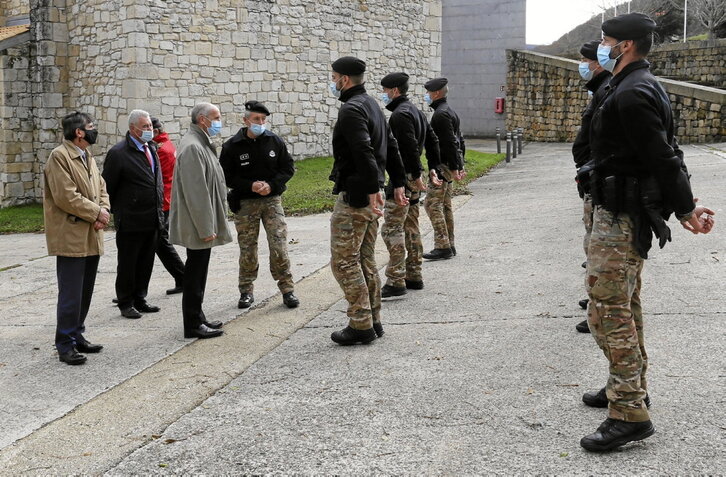 El consejero Erkoreka, en una visita a unidades especiales de la Ertzaintza.