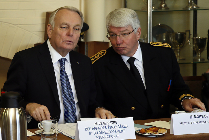 Éric Morvan, a la derecha del entonces ministro de Exteriores francés, Jean-Marc Ayrault, durante una comparecencia relativa a la Cumbre del G7 en Biarritz.