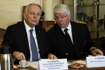 Éric Morvan, a la derecha del entonces ministro de Exteriores francés, Jean-Marc Ayrault, durante una comparecencia relativa a la Cumbre del G7 en Biarritz.