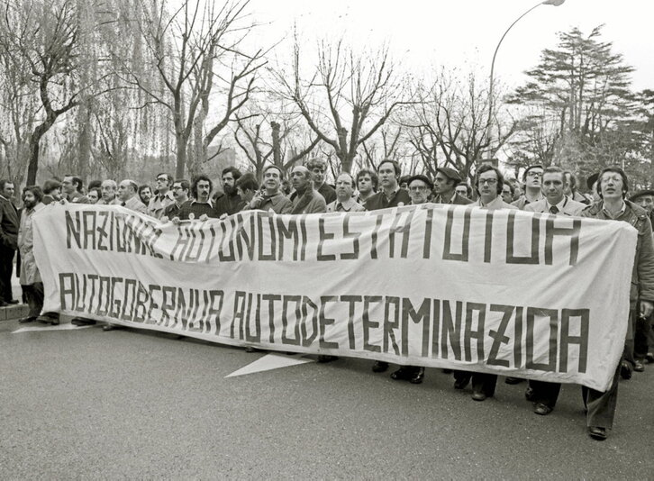 1978ko Aberri Eguna Donostian: pankartarekin Txiki Benegas, Jose Antonio Maturana, Eli Galdos, Juan Mari Bandres...