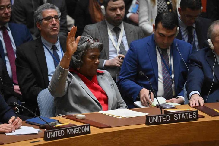 La embajadora de EEUU en la ONU, Linda Thomas-Greenfield, se abstiene en la votación.