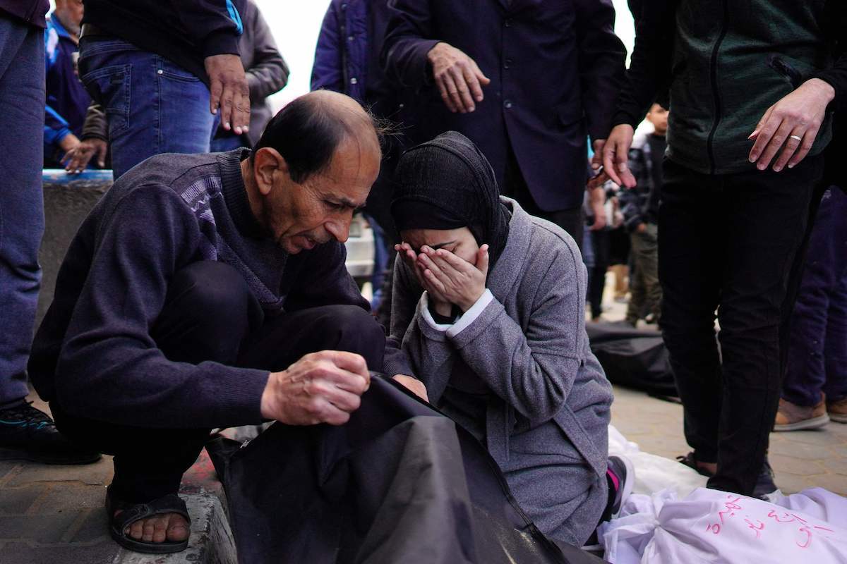 Una mujer llora al identificar un cadáver tras un bombardeo israelí en Deir al-Balah. (AFP)