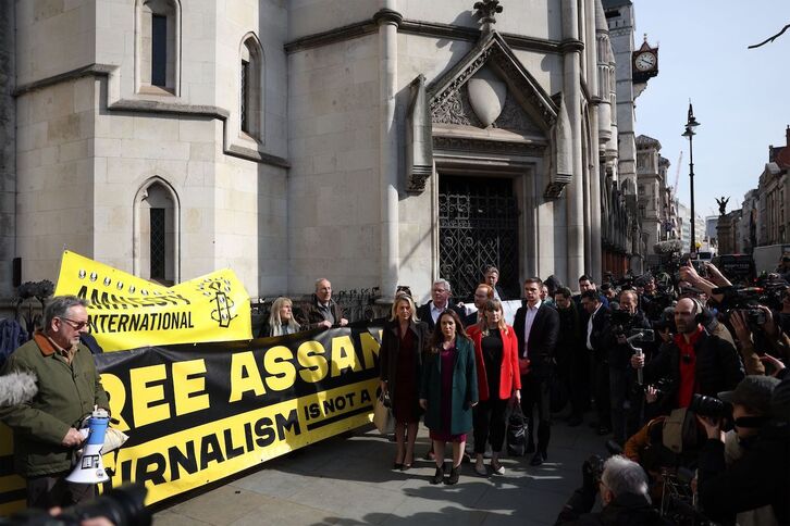 La pareja de Assange, a su llegada al Tribunal Superior de Londres.