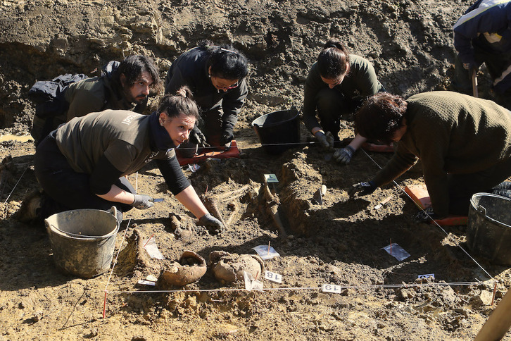 Aranzadiko kideak, buru-belarri lanean.