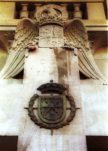 Simbología franquista que estaba en el instituto de la Plaza de la Cruz de Iruñea.
