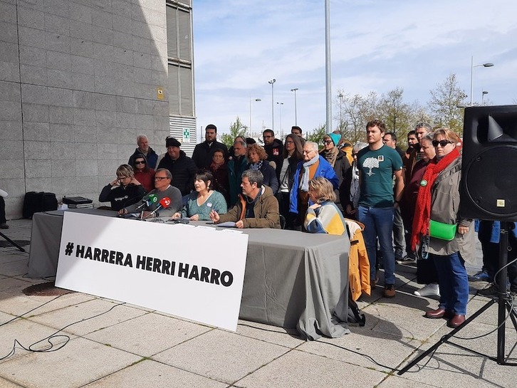 Korrikaren harira, migratzaileei zubia igarotzen lagundu zieten eragileen agerraldia.