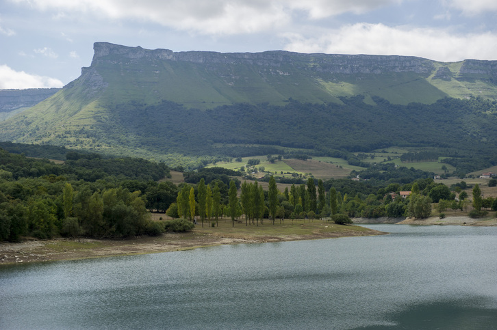 Maroñoko Urtegia eta Gorobeleko mendilerroa atzean, Aiarako udalerrian.
