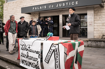 Gorka Torrek Baionako Auzitegiaren aitzinean bildutako lagunen aurrean hitza hartu du.