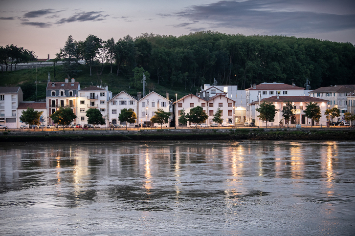 Vista de la margen derecha del Aturri a su paso por Baiona.
