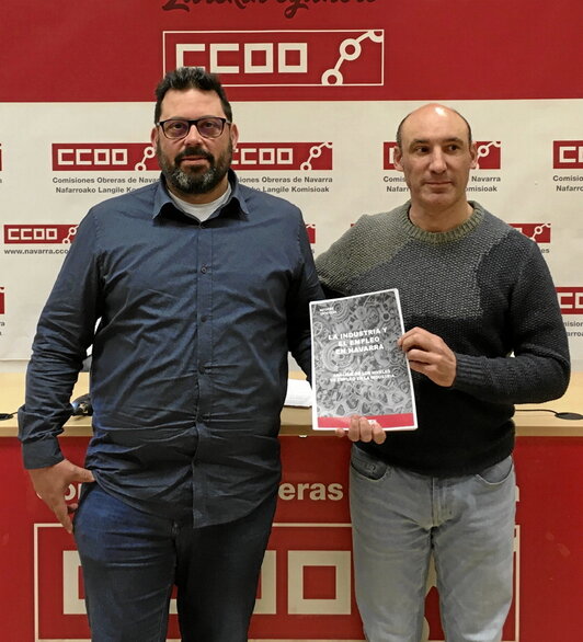 Josema Romeo y Carlos Zalduendo posan con el informe sobre la industria de Nafarroa presentado.