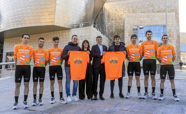 Isasa, Etxeberria, Martín, Azanza, representantes de Euskaltel, Galdos, Aberasturi, Iturria y Mintegi, en el Guggenheim.