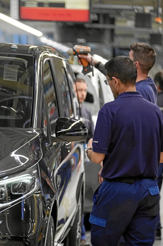 Operarios en la línea de montaje.