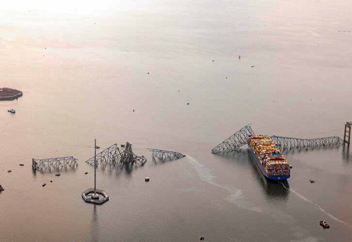 Baltimoreko zubia erori zen, zamaontzi batek jota.