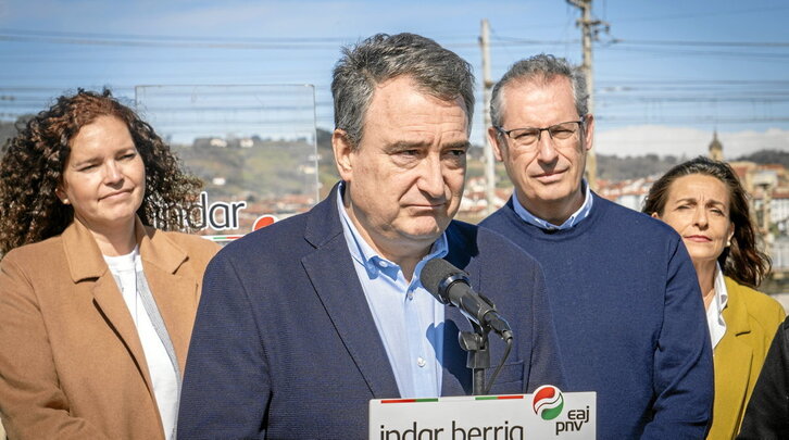 Aitor Esteban, junto a Markel Olano y otras dirigentes del PNV en un acto de precampaña en Irun.