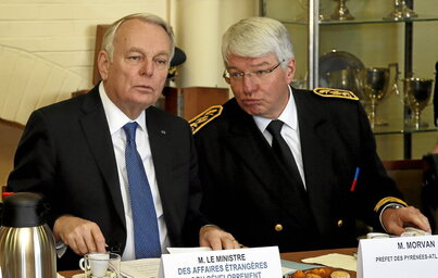 Éric Morvan, a la derecha del ministro de Exteriores, Jean-Marc Ayrault, en una comparecencia relativa a la Cumbre del G7 en Biarritz.