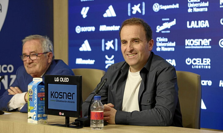 La decisión de Arrasate -sonriente y conmovido en la imagen- va a suponer un terremoto en el entorno rojillo.