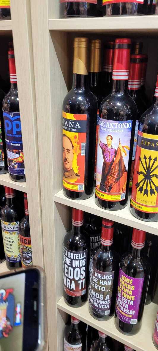 Vinos con la cara de Franco, José Antonio... en los estantes.