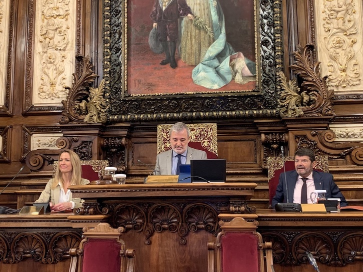 El alcalde de Barcelona, Jaume Collboni, en el pleno extraordinario de este miércoles.