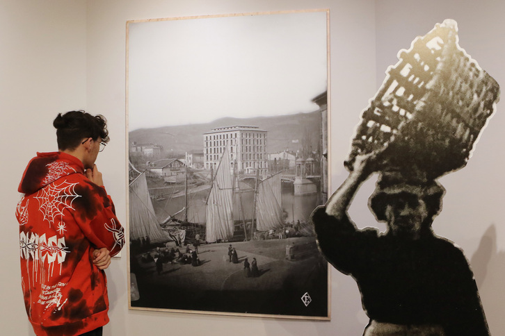 Irudian, emakume zamaketarien lanbidearen gaineko erakusketa.