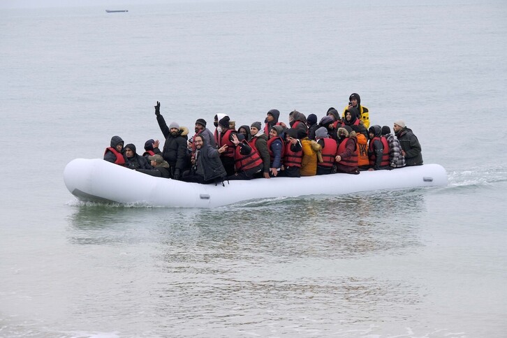 Un grupo de migrantes cruza el Canal de la Mancha, en una imagen de archivo.