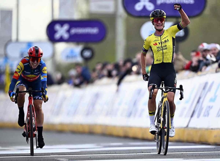 Marianne Vos alza el brazo como vencedora en A Través de Flandes.