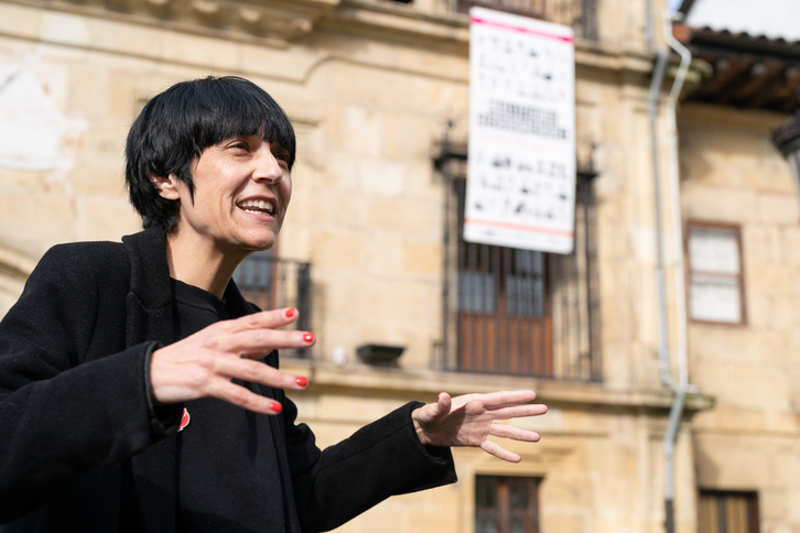 Maitane Azurmendi, Durangoko museoaren aurrean. 