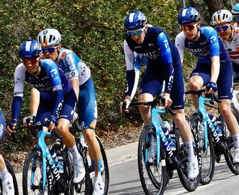 Imagen de corredores del Israel-Premier Tech en una carrera.