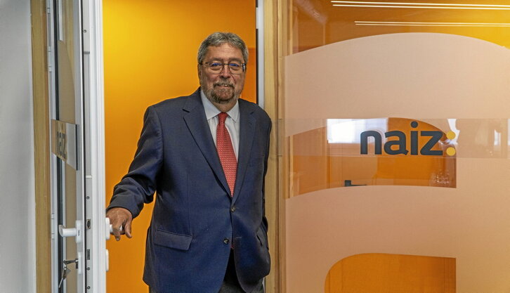 Josu Lezertua, Ararteko de la CAV, en una entrevista en NAIZ Irratia.