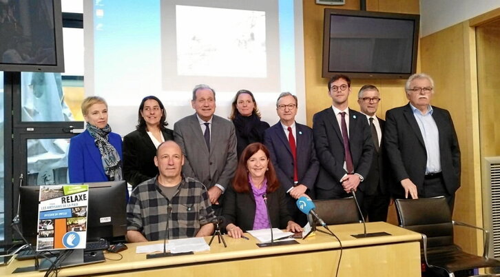 Los artesanos de la paz comparecieron en la Asamblea francesa ante el inminente juicio.