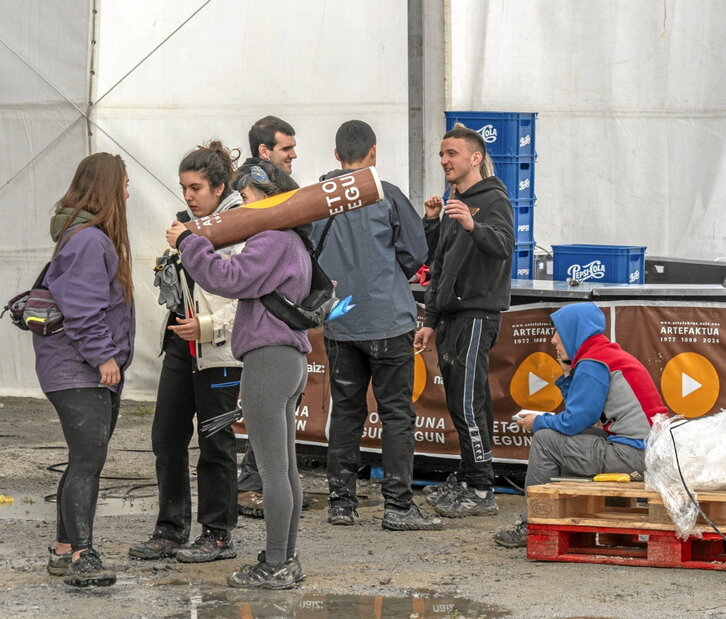 Gune handiaren muntaketa lanak, atzo Lezon.